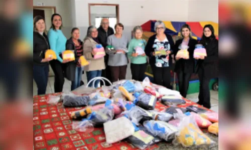 
						
							Idosas atendidas em CCI’s confeccionam gorros e cachecóis para doações
						
						