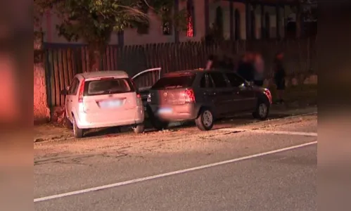 
						
							Motorista bate carro e tira 'cochilo' enquanto espera o socorro no PR
						
						