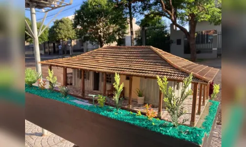 
						
							Artesão cria miniatura da casa de Chitãozinho & Xororó no PR; veja
						
						