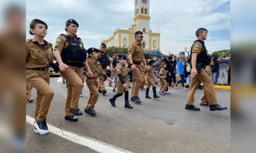 
						
							Desfile cívico-militar reúne grande público em Apucarana; veja imagens
						
						