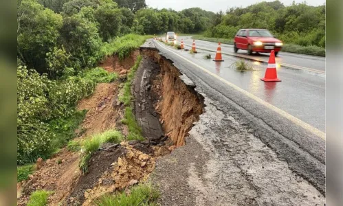 
							PR-170 é parcialmente bloqueada após deslizamento de terra
						
						
