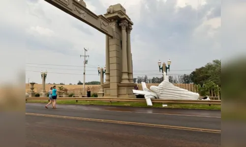 
						
							Vendaval derruba imagem de Cristo Redentor em Lunardelli (PR)
						
						