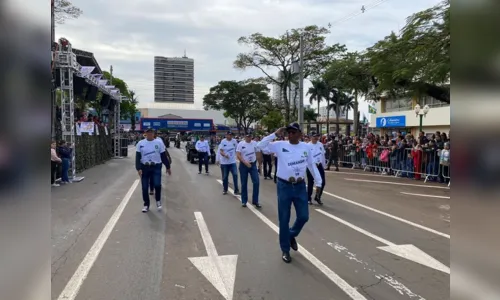 
						
							Desfile cívico-militar reúne grande público em Apucarana; veja imagens
						
						