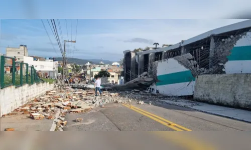 
						
							Reservatório de água rompe em Florianópolis e destrói pontos da cidade
						
						