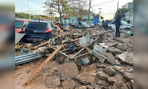 
						
							Reservatório de água rompe em Florianópolis e destrói pontos da cidade
						
						