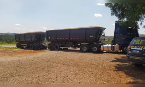 
						
							PRF apreende em Apucarana carreta carregada com cigarros do Paraguai
						
						