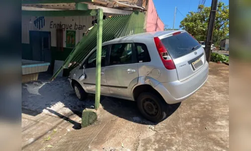 
						
							Veículo é atingido por moto e atinge fachada de bar em Apucarana
						
						
