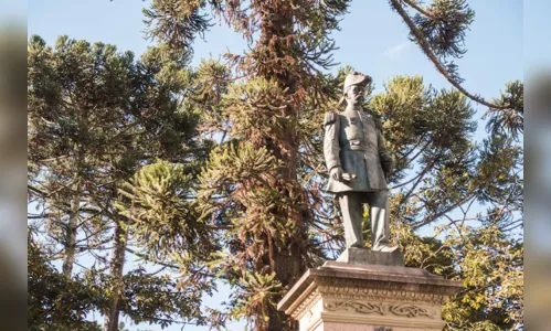 
						
							Jovem é multado em R$ 22 mil após pichar estátua centenária no PR
						
						