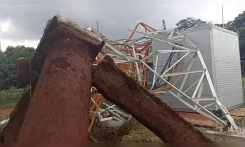
						
							Rajadas de vento derrubam torre de comunicação da GM de Arapongas
						
						