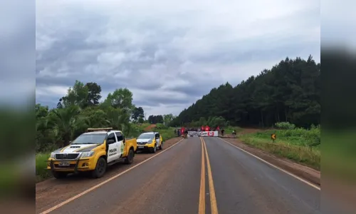 
						
							Integrantes do MST rendem policiais militares durante protesto no PR
						
						