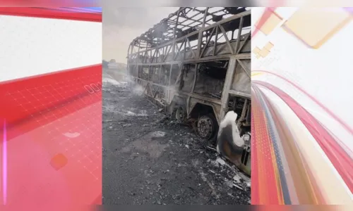 
						
							Ônibus de passageiros fica destruído após pegar fogo em Rolândia
						
						