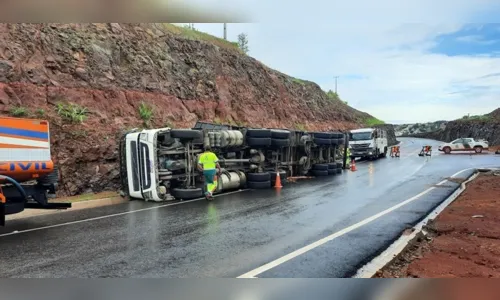 
						
							Carreta carregada com madeira tomba na BR-376 em Jandaia do Sul
						
						