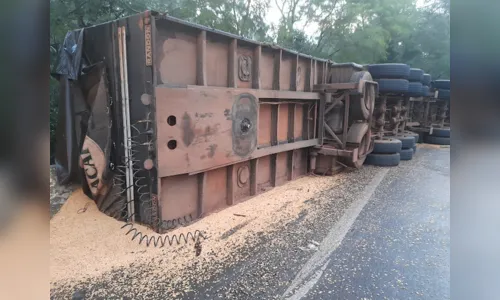 
						
							Carreta carregada com soja tomba em curva da BR-376 em Mauá da Serra
						
						