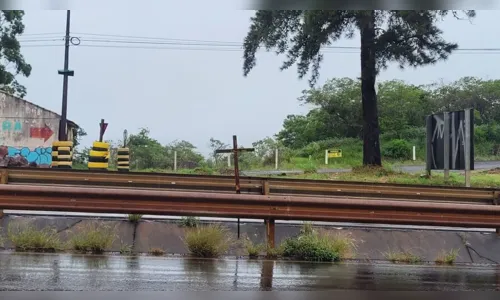 
						
							Cruzes levam o luto para a beira das estradas na região
						
						