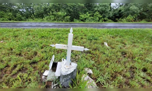 
						
							Cruzes levam o luto para a beira das estradas na região
						
						