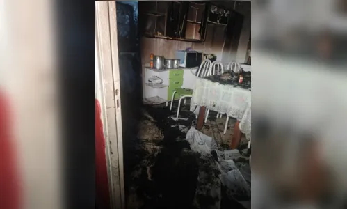 
						
							Incêndio em residência mobiliza equipes dos Bombeiros de Apucarana
						
						