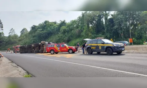 
						
							Tombamento de carreta na Serra do Cadeado deixa uma pessoa morta; veja
						
						