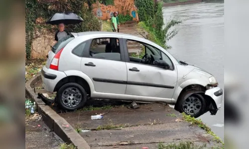 
						
							Veículo perde freio e cai em Lago Igapó em Londrina; confira
						
						