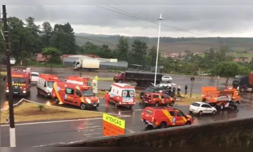 
						
							Vídeo: Acidente entre carro e caminhão deixa vítima em estado grave
						
						