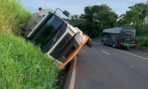 
						
							Caminhoneiro de 25 anos sai ileso após veículo tombar na PR-445
						
						