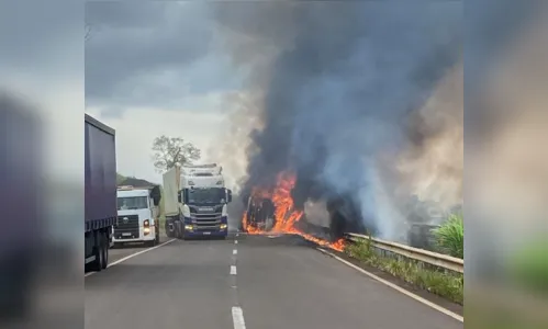 
						
							Motorista morre após carreta tombar e pegar fogo em Apucarana; vídeo
						
						