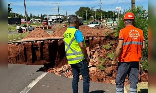 
							Cratera na PR-323 em Umuarama aumenta ainda mais após chuvas; veja
						
						