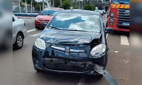 
						
							Policiais militares ficam feridos após viatura capotar em Arapongas
						
						