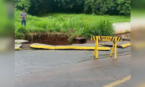 
						
							Temporal abre cratera em rua de Apucarana; vídeos mostram estragos
						
						