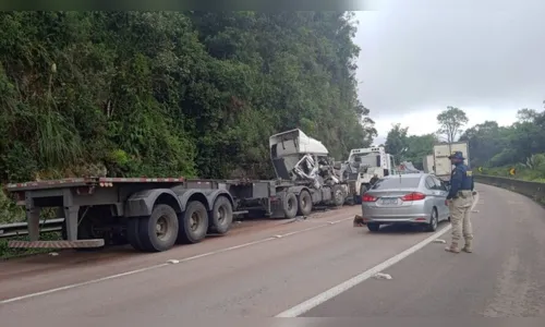 
						
							Batida entre caminhões interdita parcialmente BR-277 no Paraná
						
						