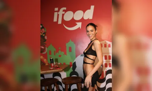 
						
							Bruna Marquezine usa vestido ousado para pular o carnaval
						
						