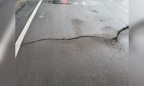 
						
							Carro com idosos cai em cratera de rodovia após deslizamento na BR-470
						
						