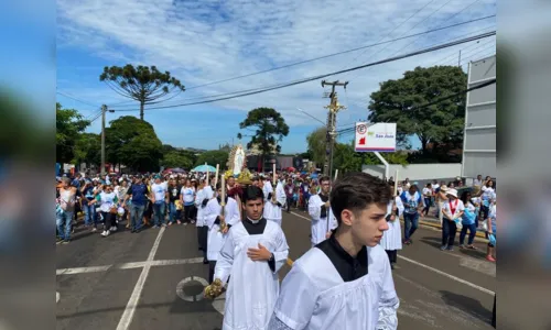 
						
							Romaria reúne milhares de católicos em Apucarana
						
						