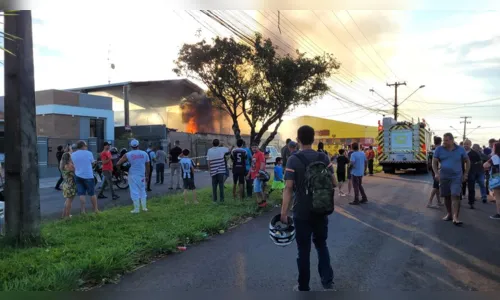 
						
							Incêndio destrói barracão de recicláveis em Apucarana; vídeo
						
						