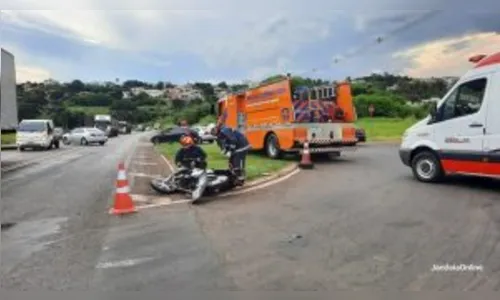 
						
							Motocicleta e caminhonete colidem em trevo de Jandaia do Sul
						
						