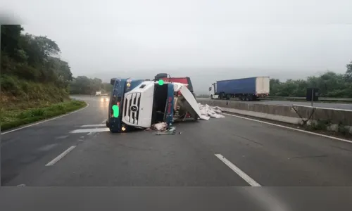 
						
							Motorista fratura costela após caminhão tombar na BR-376 no Paraná
						
						