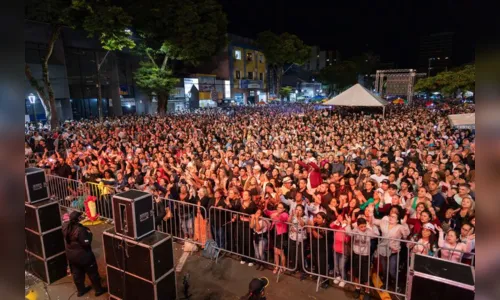 
						
							Show da banda Raça Negra lota Praça Rui Barbosa em Apucarana; fotos
						
						