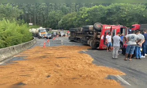 
						
							Carreta carregada de cerveja tomba na BR-376 e motorista fica ferido
						
						