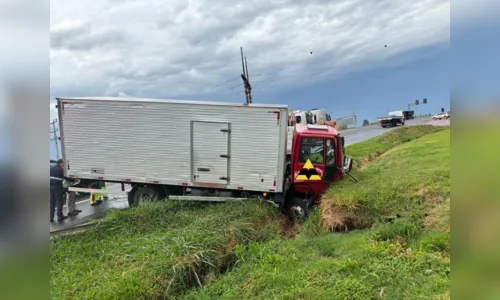 
						
							Motorista perde controle e caminhão tomba na PR-444 em Apucarana
						
						