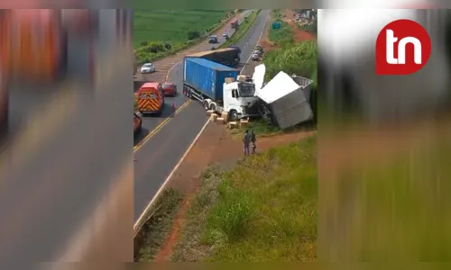 
						
							Caminhões colidem em acidente na Vila Reis em Apucarana
						
						