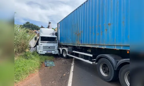 
						
							Caminhões colidem em acidente na Vila Reis em Apucarana
						
						