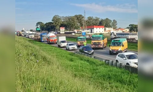 
						
							Motociclista morre após cair embaixo de caminhão baú em Curitiba
						
						