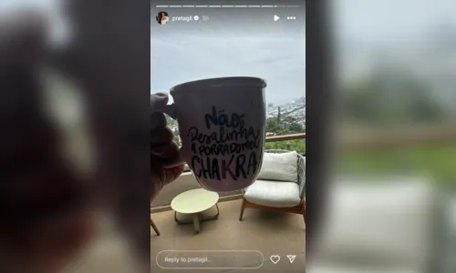 
						
							Preta Gil manda recado em caneca após vídeo do ex-marido; entenda
						
						