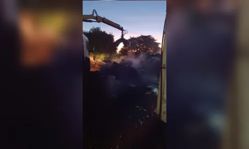 
						
							Barracão de recicláveis pega fogo em Jandaia do Sul
						
						