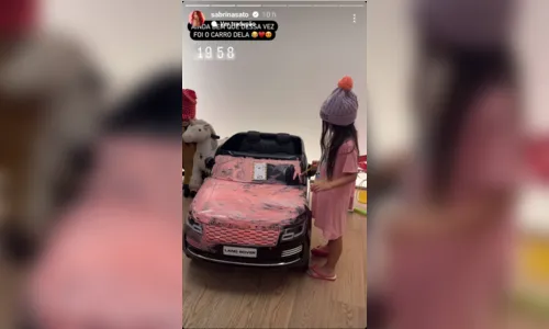 
						
							Sabrina Sato flagra a filha pintando seu carro: 