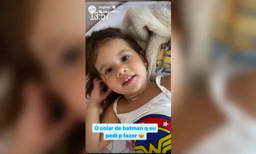 
						
							Virginia apoia gosto da filha pelo Batman e dá joia do super-herói
						
						