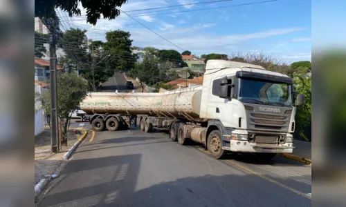 
						
							Caminhão não consegue subir a rua e interdita via em Apucarana
						
						