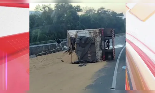 
						
							Caminhão tomba em Tibagi e interdita pista; caminhoneiro ficou ferido
						
						
