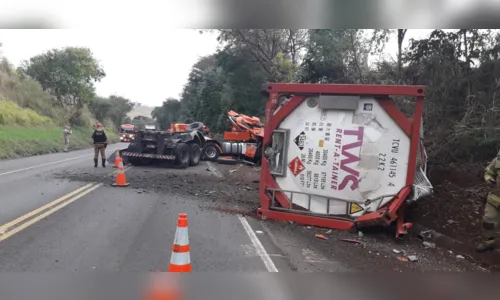 
						
							Caminhão com ácido tomba e bombeiros isolam trecho da PR-466
						
						