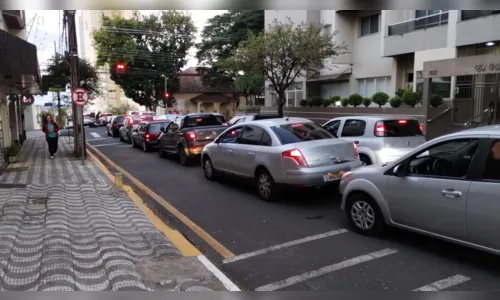 
						
							Obras complicam trânsito em trecho da Rua Ponta Grossa
						
						