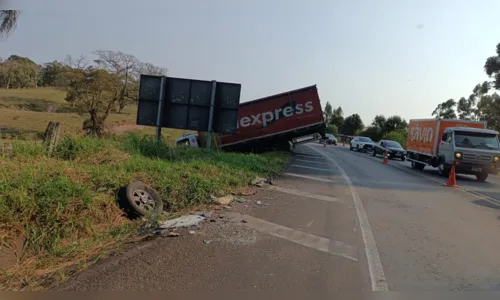 
						
							Caminhonete invade contramão e motorista morre ao bater em caminhão
						
						